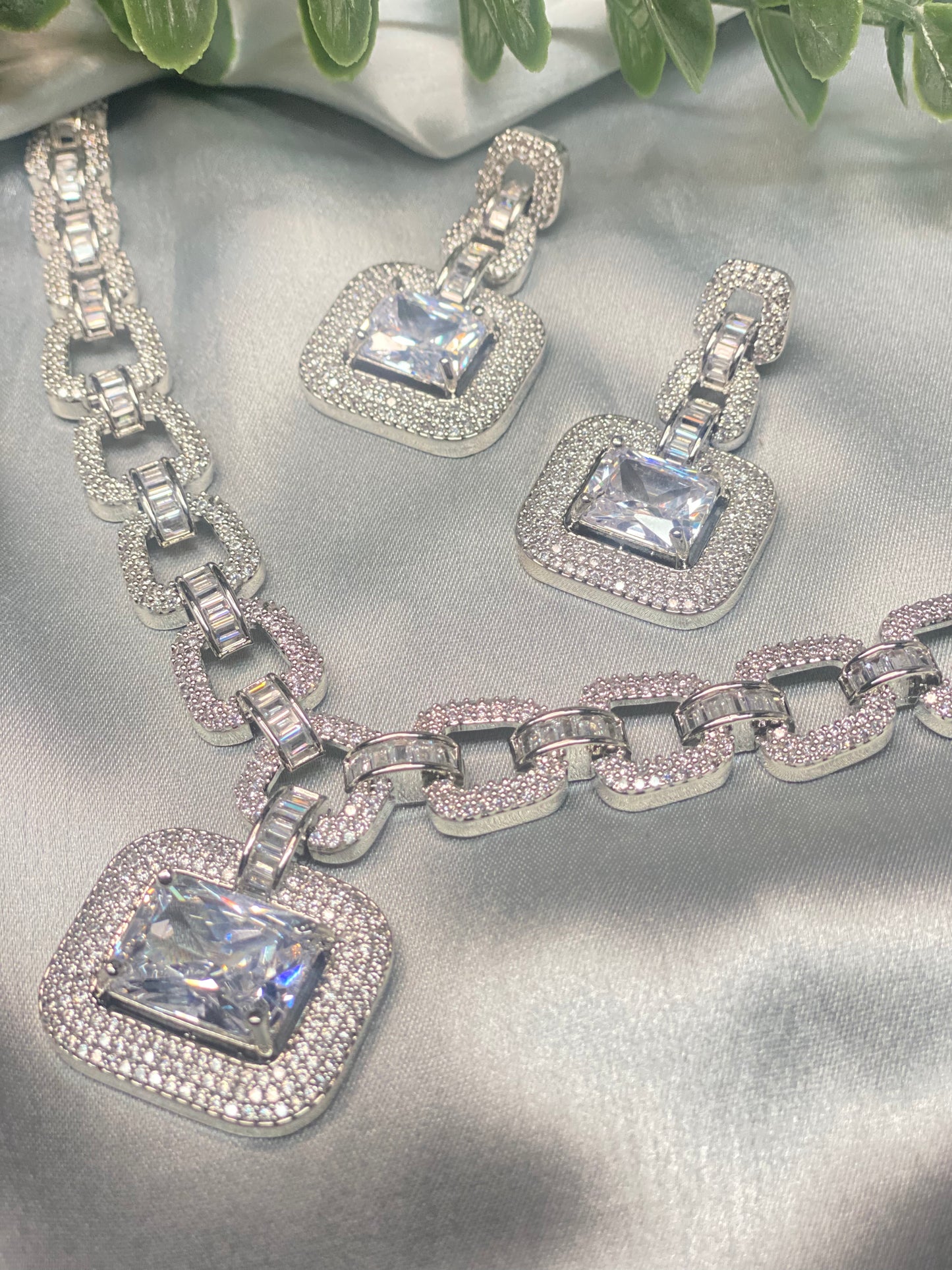 AVERY American Diamond Luxury Necklace Set - Daisy