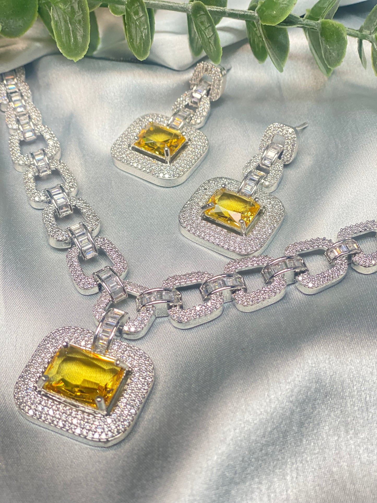 AVERY American Diamond Luxury Necklace Set - Sunflower